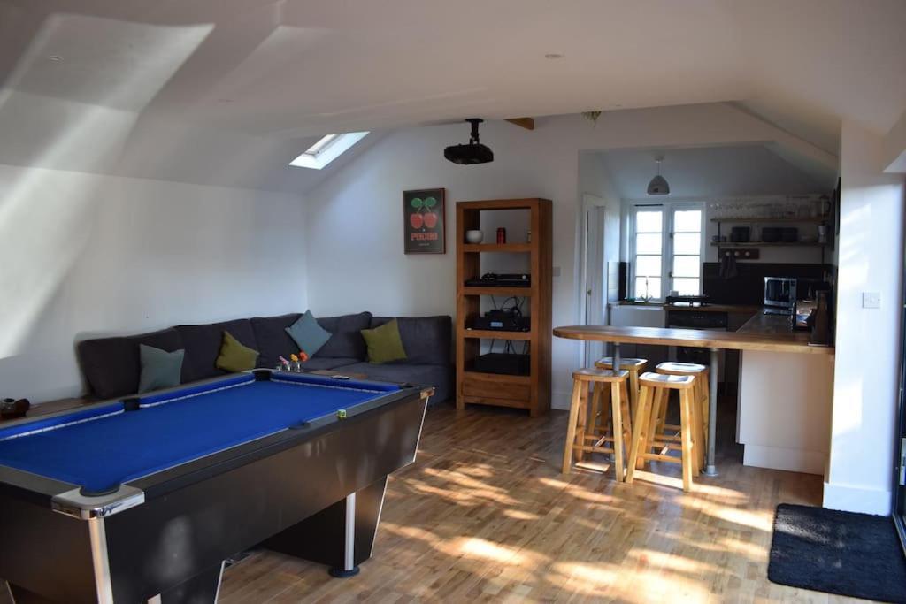 Tunstead  Crossing Retreat - Pool Table, Projector, Barnヴィラ エクステリア 写真