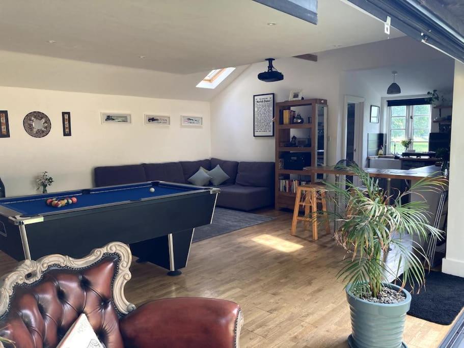 Tunstead  Crossing Retreat - Pool Table, Projector, Barnヴィラ エクステリア 写真