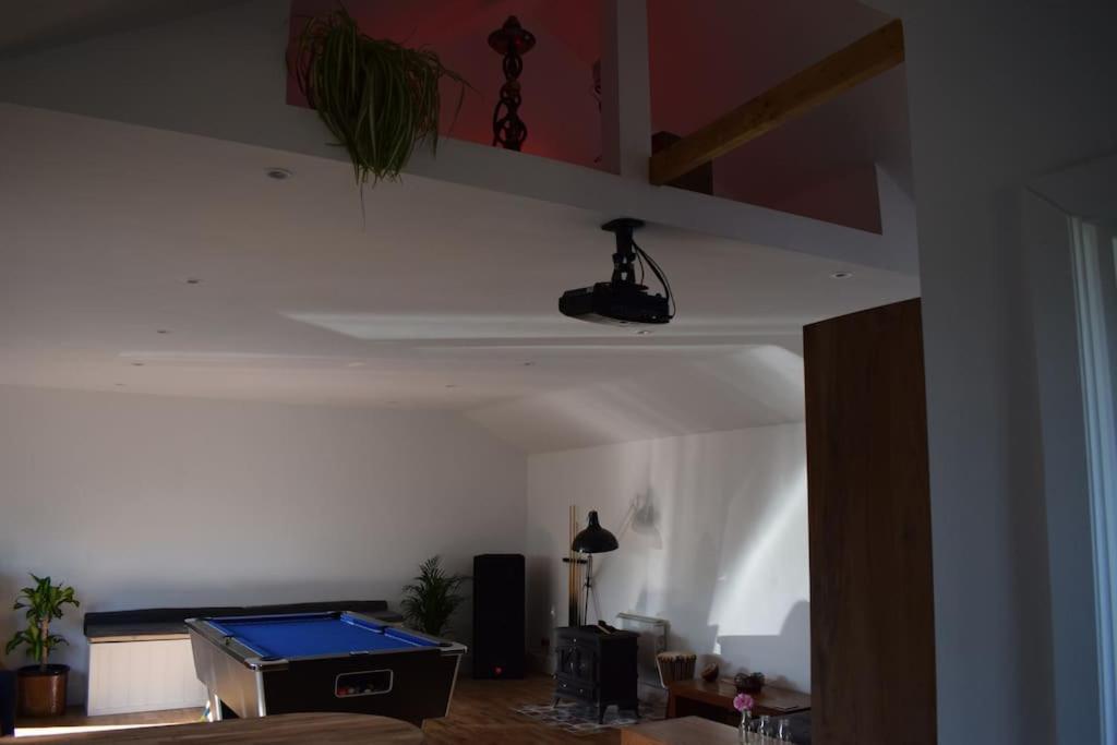 Tunstead  Crossing Retreat - Pool Table, Projector, Barnヴィラ エクステリア 写真
