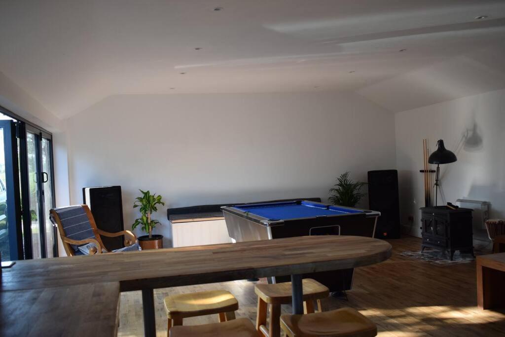 Tunstead  Crossing Retreat - Pool Table, Projector, Barnヴィラ エクステリア 写真